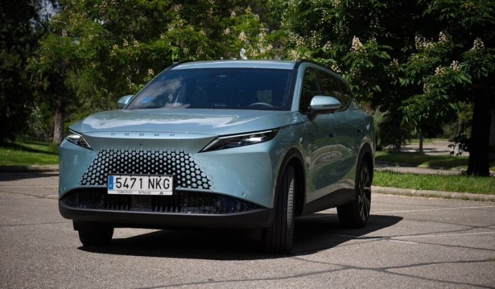 Omoda 7 Plug-in Hybrid SUV Challenges European Market with Value and Perceived Quality