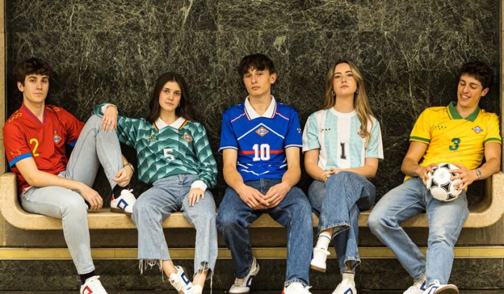 El Metro de Madrid busca su “coolness” con camisetas de fútbol retro inspiradas en el Tube de Londres