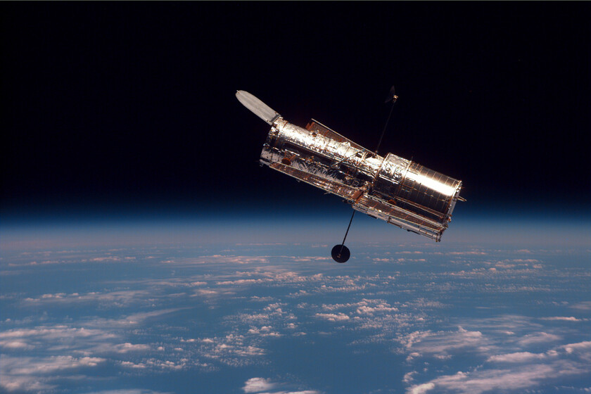 NASA Debates Rescuing Aging Hubble Telescope Amidst Declining Orbit
