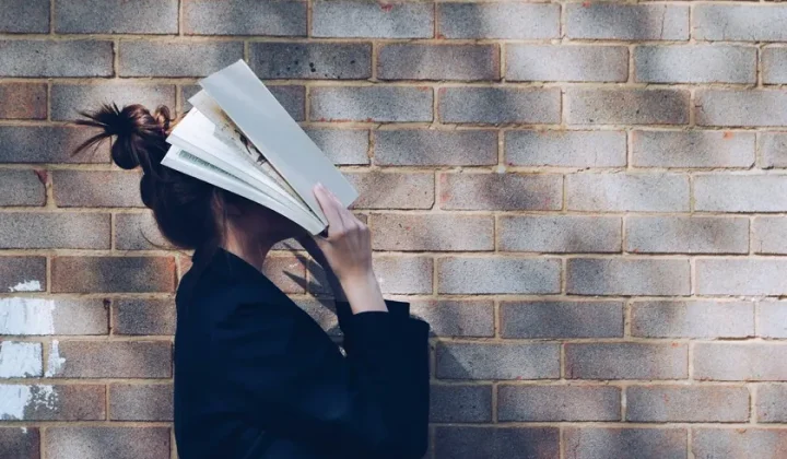 University Students Facing Declining Reading Comprehension, Experts Link to AI and Mobile Use