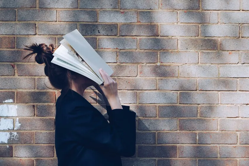 University Students Facing Declining Reading Comprehension, Experts Link to AI and Mobile Use