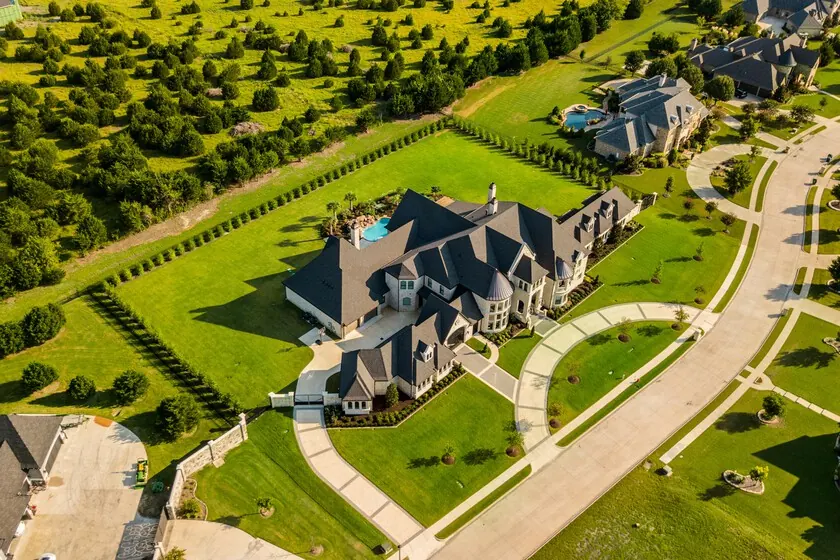 Landmaxxing: The Billionaire Obsession with Buying Up Entire Neighborhoods