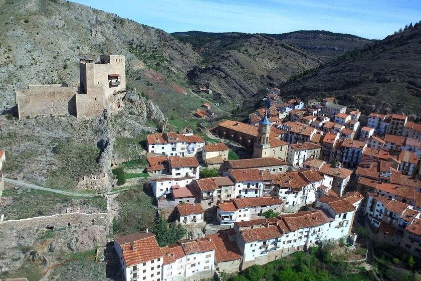 Spanish Town’s Tourism Boom Exposes Infrastructure Strain and Unsustainable Model